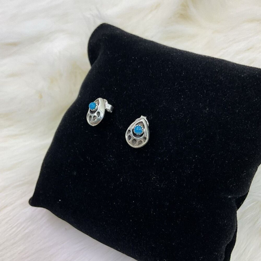 Mona Ann Designs Sterling Silver Turquoise Bear Paw Petite Post Earrings 925 - Picture 4 of 7